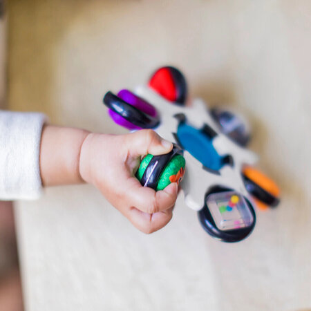 Jucarie senzoriala Curiosity Clutch Twist & Pop Rattle Teether, + 3 luni, Baby Einstein 628980