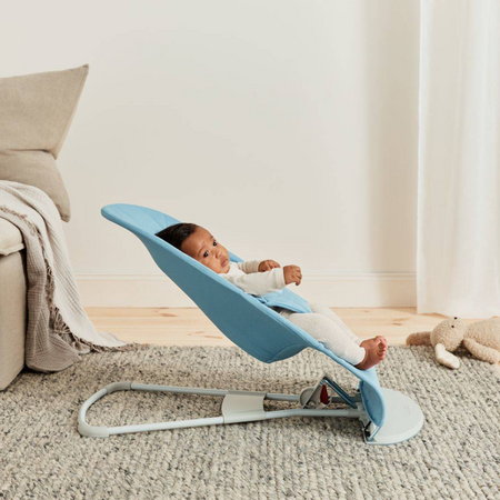Balansoar Bliss cu aspect delicat de petala, 3.5 - 13 kg, Blue, BabyBjorn 652815