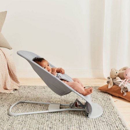 Balansoar Bliss cu aspect delicat de petala, 3,5 - 13 kg, Light Grey, BabyBjorn 652844