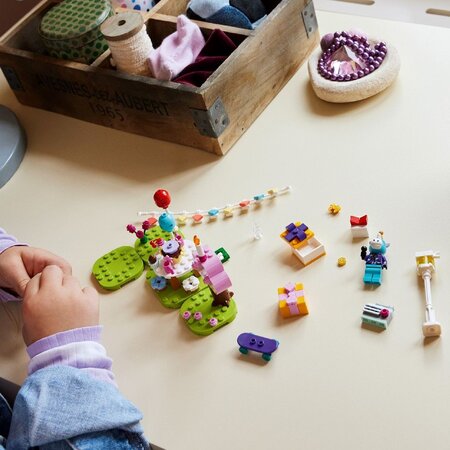 Petrecerea de ziua de nastere a lui Julian Animal Crossing, 6+ ani, 77046, Lego 654621
