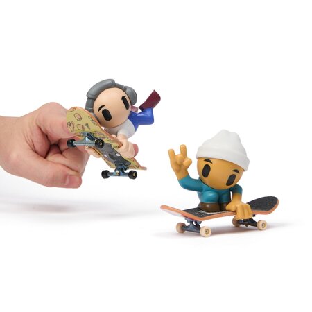 Set cu 2 Mini Skateboard si 2 figurine cu casca alba si gri Sk8 Crew, 9.6 cm, 5 ani+, Tech Deck 674123