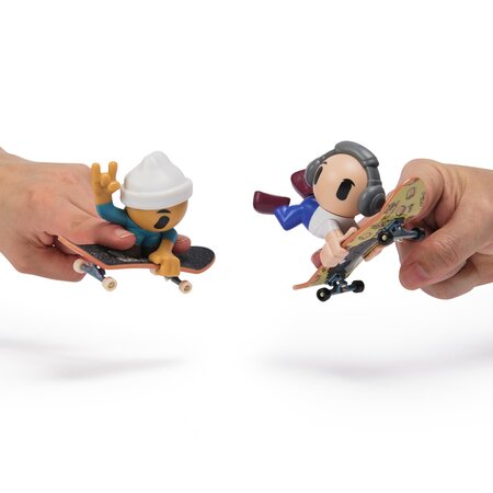 Set cu 2 Mini Skateboard si 2 figurine cu casca alba si gri Sk8 Crew, 9.6 cm, 5 ani+, Tech Deck 674124