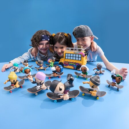 Set cu 2 Mini Skateboard si 2 figurine cu casca alba si gri Sk8 Crew, 9.6 cm, 5 ani+, Tech Deck 674120
