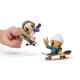 Set cu 2 Mini Skateboard si 2 figurine cu casca alba si gri Sk8 Crew, 9.6 cm, 5 ani+, Tech Deck 674123