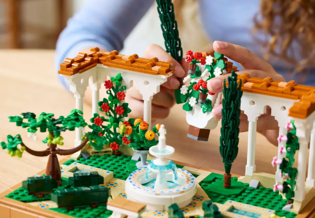 LEGO® Icons - Grădină cu Fântână (10359)