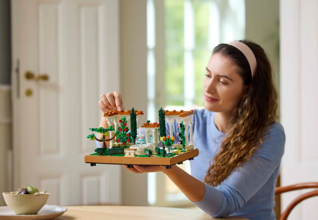 LEGO® Icons - Grădină cu Fântână (10359)