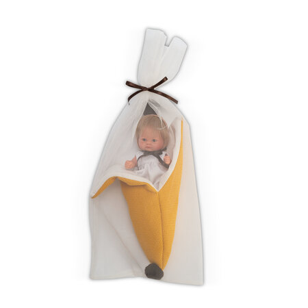 Papusa cu caciulita si paturica banana, 20 cm, Bomboncin, 3 ani+, Asivil 696802