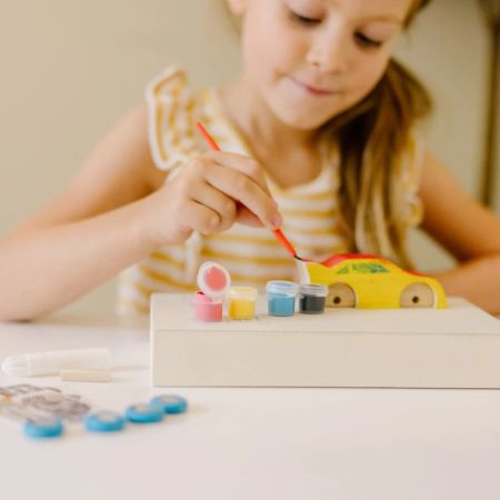 Kit creativ Coloreaza-ti masinuta de curse din lemn, 4 ani+, Melissa & Doug 715485