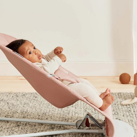 Balansoar din tesatura matlasata cu bara de jucarii Bliss, Dusty Pink, 0 luni+, BabyBjorn 726764