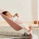 Balansoar din tesatura matlasata cu bara de jucarii Bliss, Dusty Pink, 0 luni+, BabyBjorn 726764