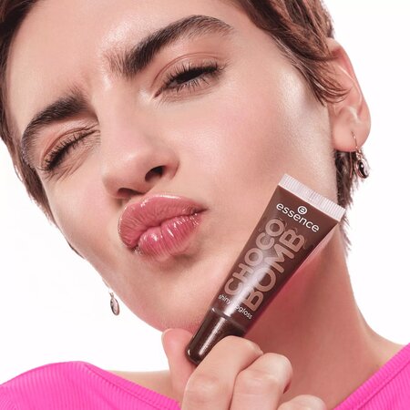 Luciu de buze Choco Juicy Bomb, 01 Chocoholic, 10 ml, Essence 727003