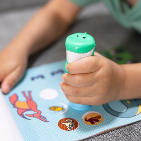 Caiet de activitati cu stampila pentru autocolante Sticker WOW!, Dinozaur, 3 ani+, Melissa & Doug 727991