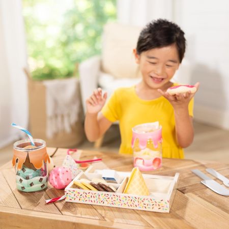 Set de joaca pentru dezvoltarea indemanarii si a creativitatii Make a Shake, 3 ani+, 37 piese, Melissa & Doug 728287