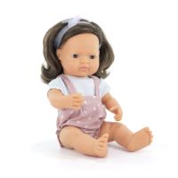 Papusa Fetita Caucaziana in salopeta roz si tricou cu parul saten My Friends & Me, 38 cm, Miniland