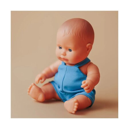 Papusa bebelus baiat caucazian cu salopeta albastra My Friends & Me, 21 cm, 10 luni+, Miniland 728655
