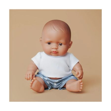 Papusa bebelus baiat hispanic cu tricou alb My Friends & Me, 21 cm, 10 luni+, Miniland 728688