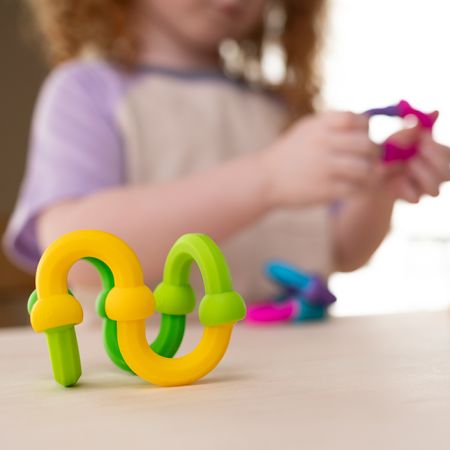 Set de constructie creativa cu elemente flexibile din silicon, Plip Links, +3 ani, Fat Brain 729279