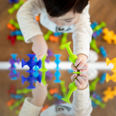 Set de constructie, Squigz Deluxe, +5 ani, 44 piese cu ventuze, Fat Brain 729304
