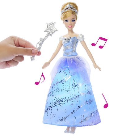 Papusa interactiva Cenusereasa cu rochie luminoasa, +3 ani, Mattel 737369