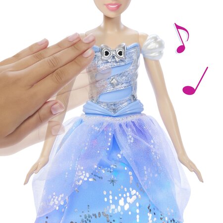 Papusa interactiva Cenusereasa cu rochie luminoasa, +3 ani, Mattel 737371