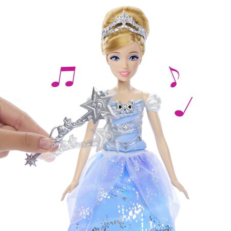 Papusa interactiva Cenusereasa cu rochie luminoasa, +3 ani, Mattel 737372