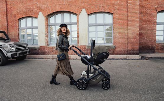 Scaun auto tip scoica cu baza Isofix Baby Safe Pro