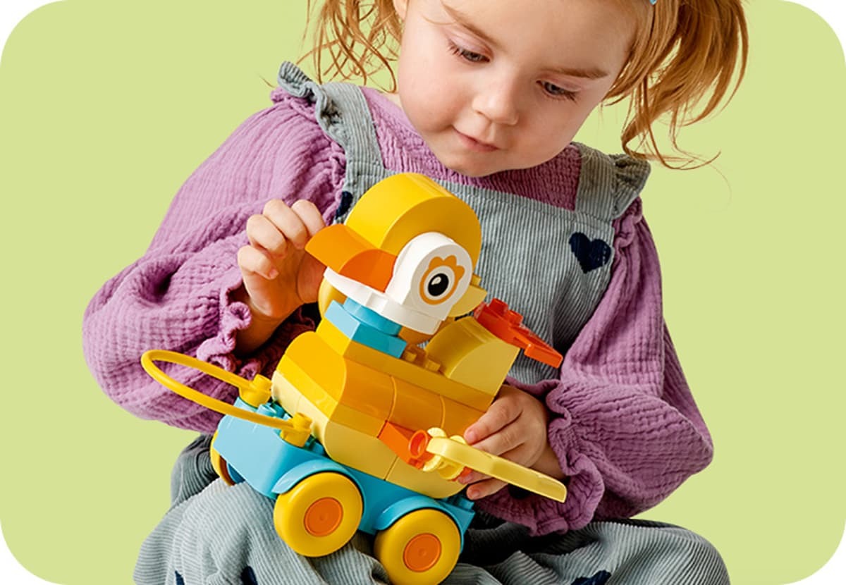 LEGO DUPLO copil jucandu-se cu ratusca pe roti