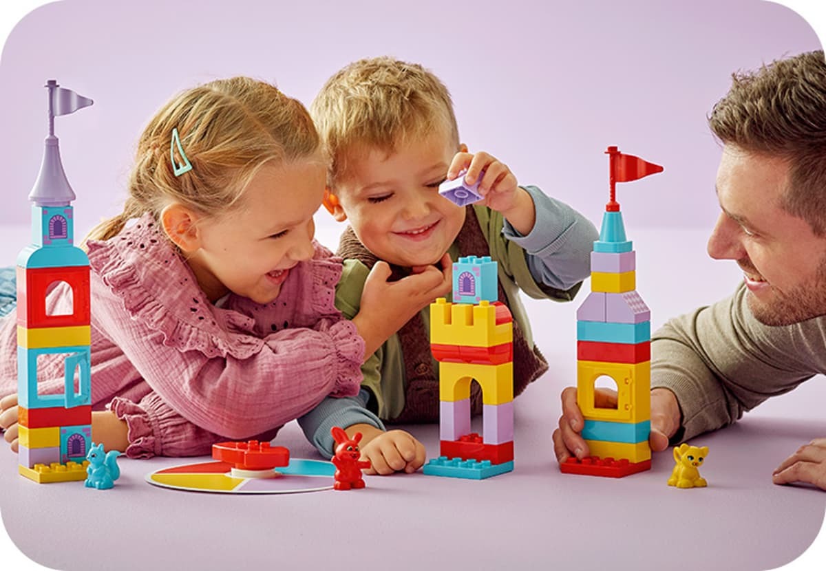 LEGO DUPLO copii jucandu-se cu Jocul de la castelul Saltaretei