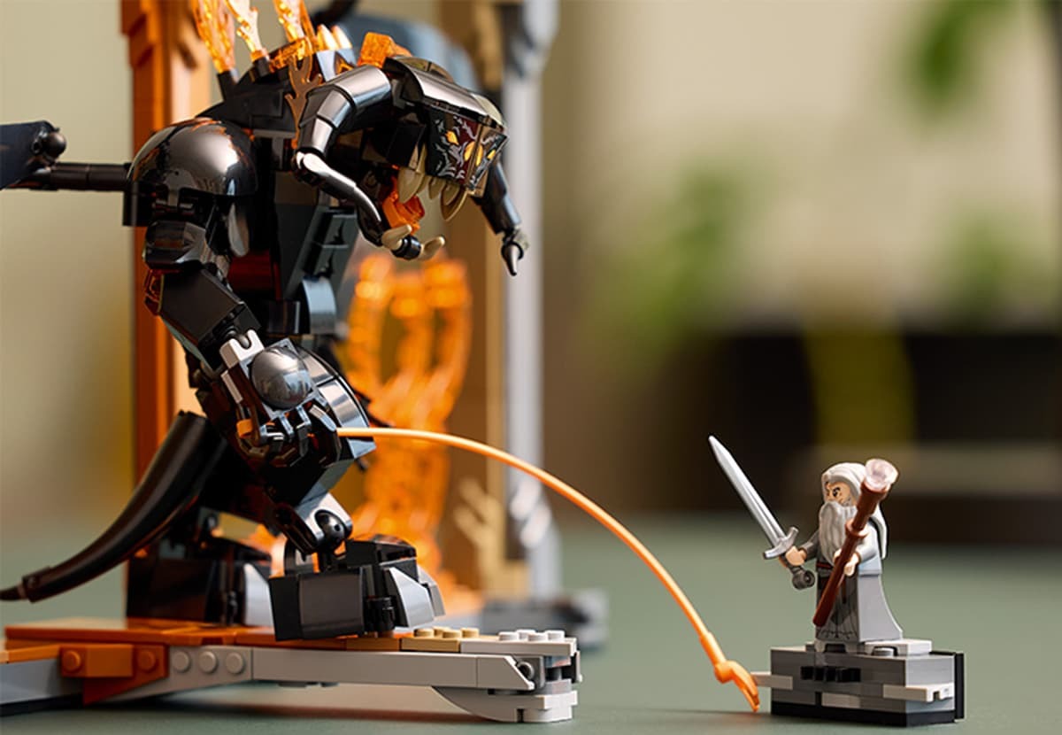 LEGO Icons Balrog cu bici in flacari