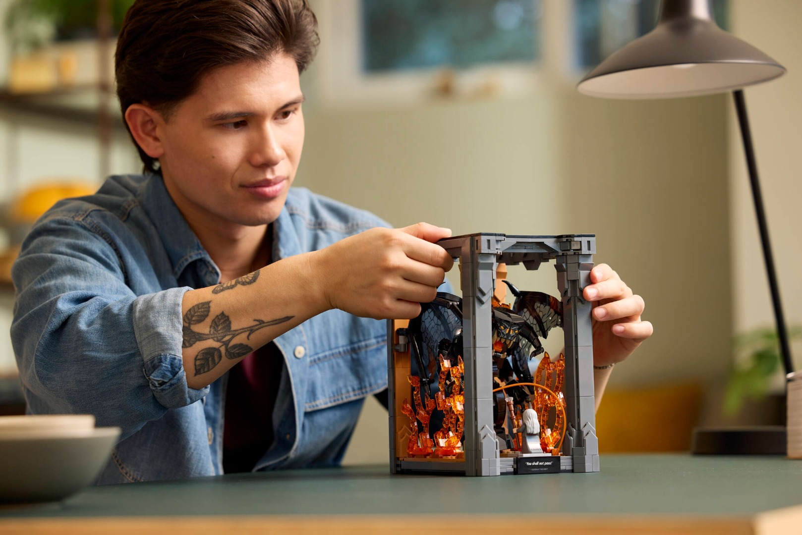 LEGO Icons Diorama pentru biblioteca cu Balrog