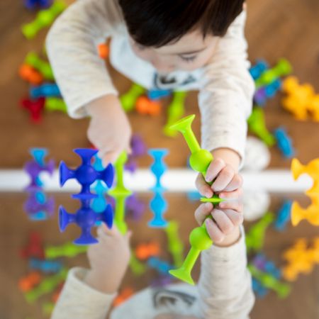 Set de constructie cu 22 de piese cu ventuze Squigz Starter, 3 ani+, Fat Brain 769600