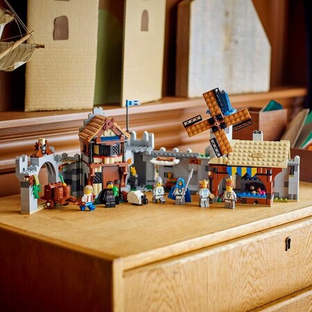 Castel medieval cu cai si cavaleri, 9 ani+, 31168, 1371 piese, Lego Creator 3in1 781805