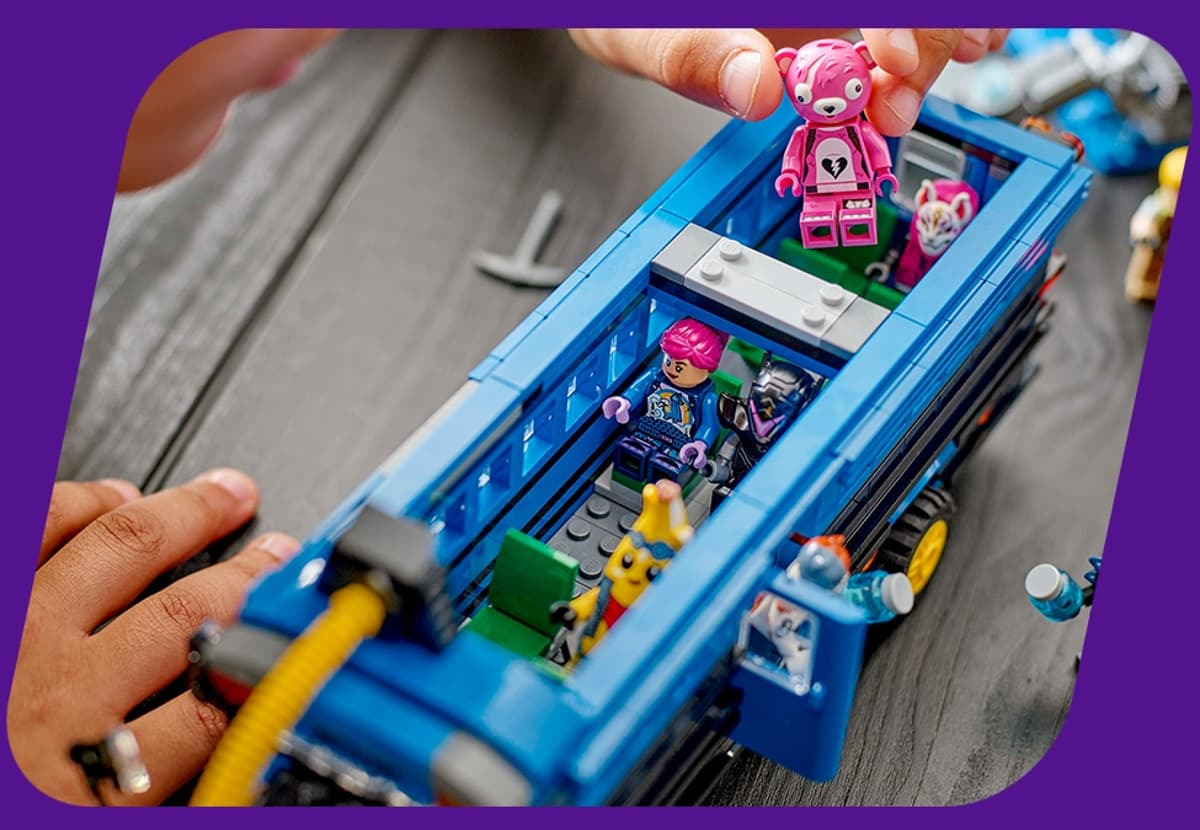LEGO Fortnite minifigurine in Battle Bus