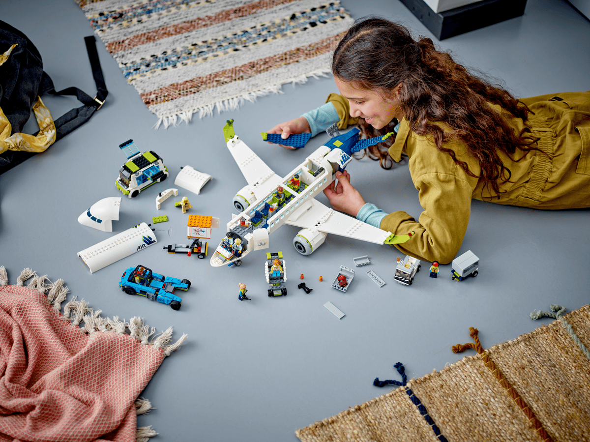 LEGO City avion de pasageri acoperis detasabil