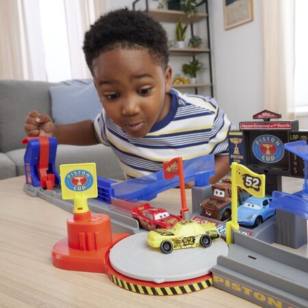 Pista de curse Piston Cup cu masunuta inclusa, 4 ani+, Disney 783021