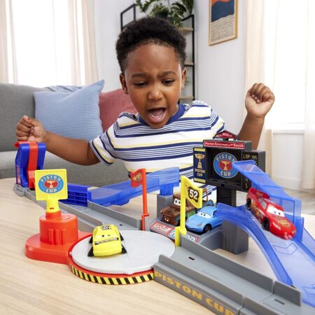 Pista de curse Piston Cup cu masunuta inclusa, 4 ani+, Disney 783020