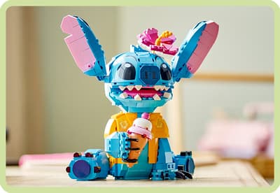 LEGO Disney Stitch in camasa hawaiiana cu floare si inghetata