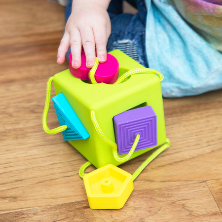 Cub senzorial educativ cu forme din silicon OombeeCube, 10 luni+, Fat Brain 783672