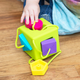 Cub senzorial educativ cu forme din silicon OombeeCube, 10 luni+, Fat Brain 783672