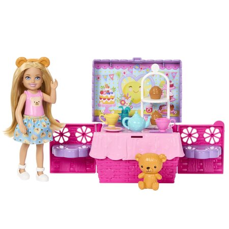 Papusa Barbie Family and Friends, Clubul lui Chelsea petrecere cu ceai surpriza, 3 ani+, Mattel 784168
