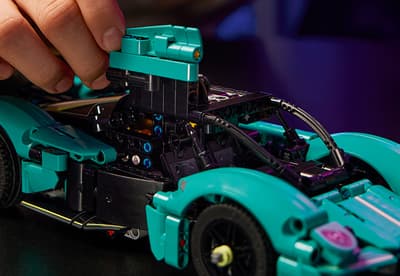 LEGO Technic Aston Martin Valkyrie interior si usi aripi de pescarus