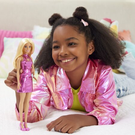 Papusa Barbie, Fashionistas blonda cu rochita roz metalica, 3 ani+, Mattel 784664