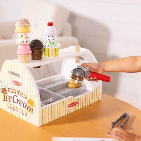 Set de joaca din lemn Scoop and Serve, Tejgheaua cu inghetata, +3 ani, Melissa & Doug 785064