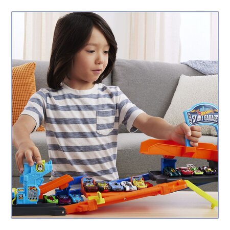 Transformarea garajului de cascadorii cu masinuta inclusa, 4 ani+, Hot Wheels City 787078