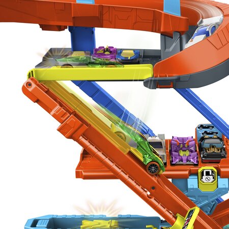 Transformarea garajului de cascadorii cu masinuta inclusa, 4 ani+, Hot Wheels City 787081