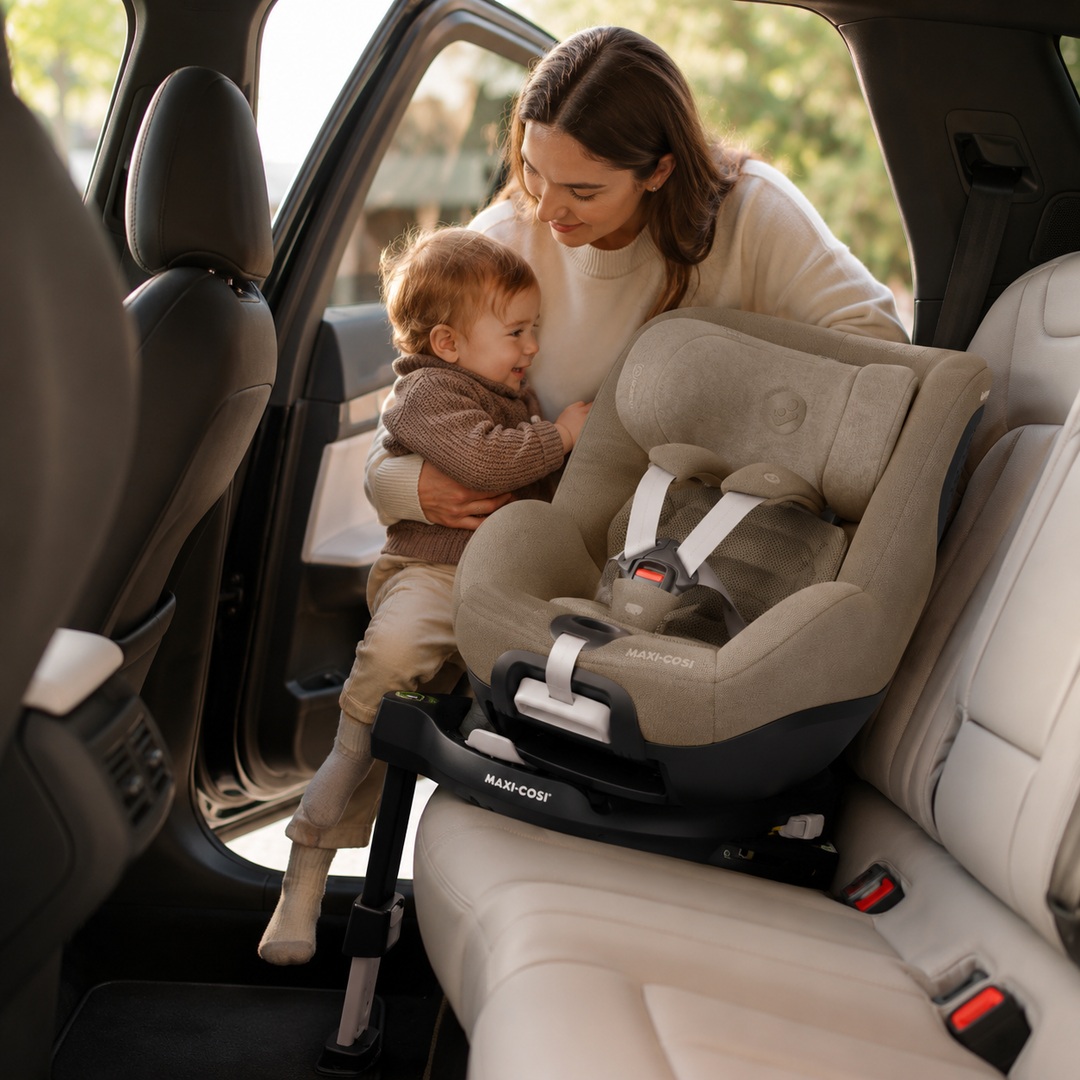 Mamă așezând copilul în scaun auto rotativ Maxi-Cosi Pearl 360 Pro
