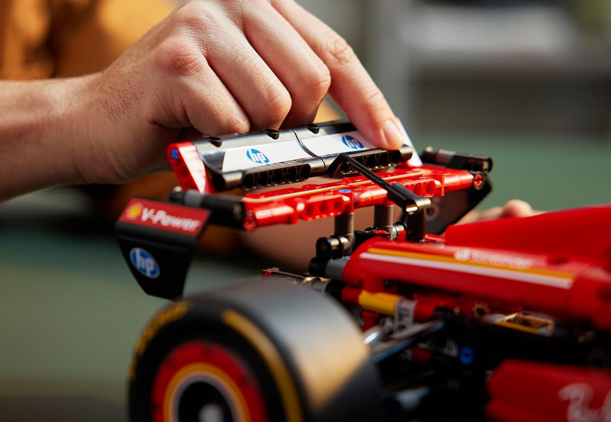 LEGO Technic Ferrari SF-24 spoiler reglabil