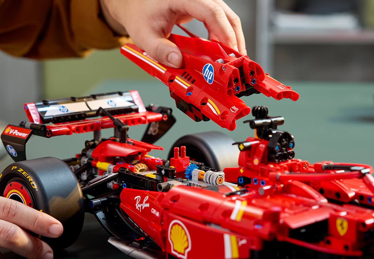 LEGO Technic Ferrari SF-24 motor detaliat