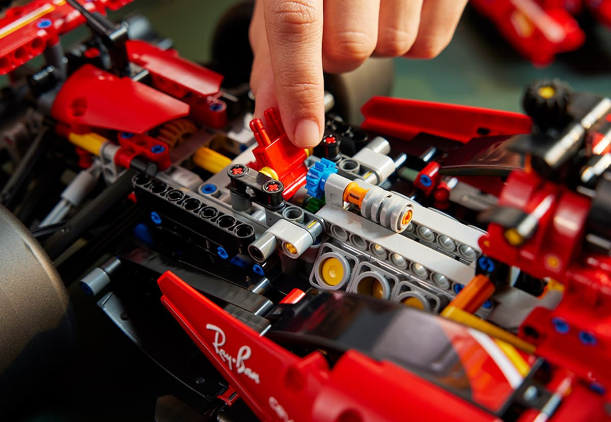 LEGO Technic Ferrari SF-24 cutie de viteze