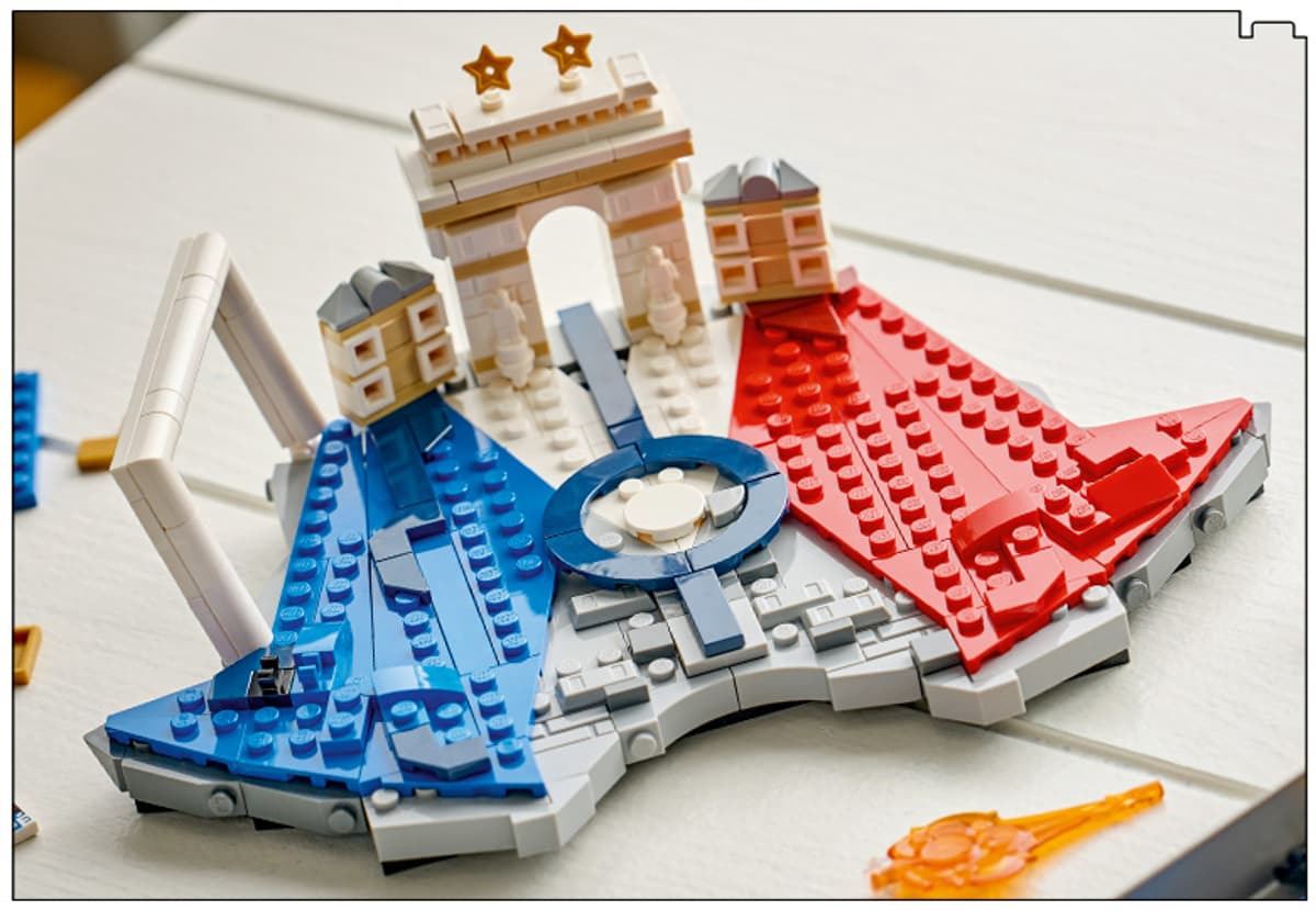 LEGO Kylian Mbappe model decorativ